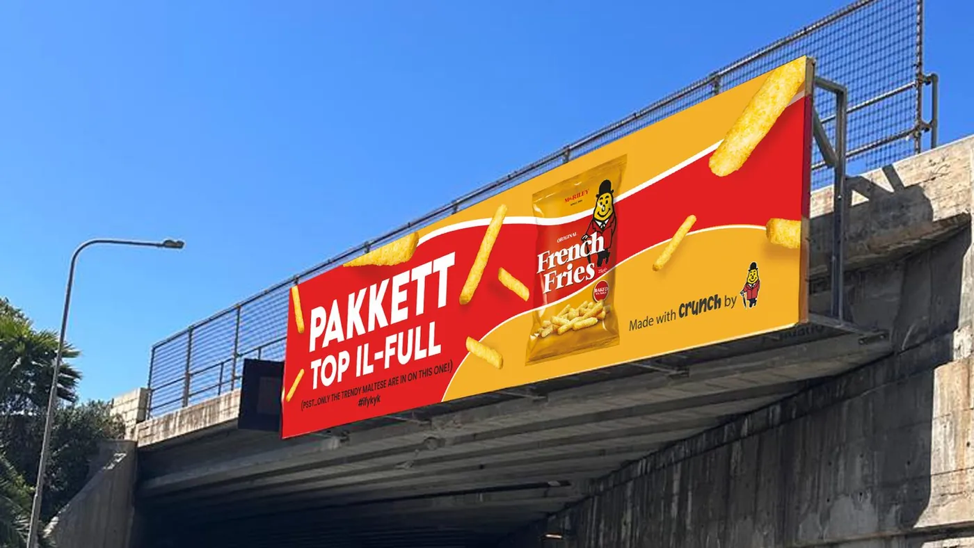 שלט צ'יפס של Pakkett על גשר בכביש