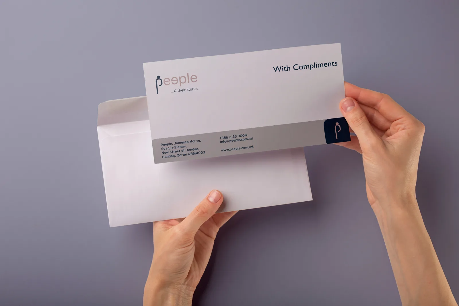 כרטיס ברכה «With compliments» של peeple על מעטפה