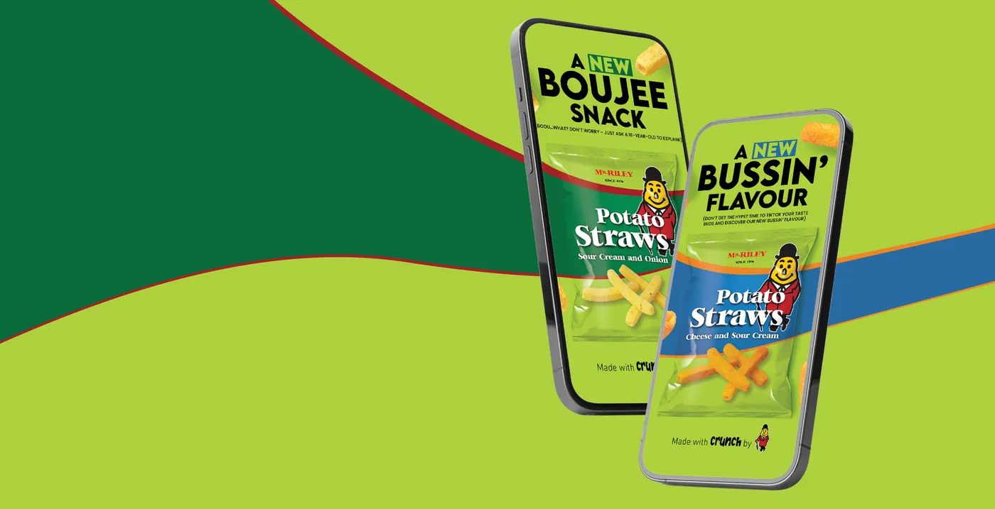 שני טלפונים עם המודעות “A new boujee snack” ו-“A new bussin' flavour”