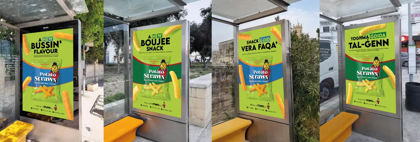 ארבע תחנות אוטובוס עם כרזות של Potato Straws
